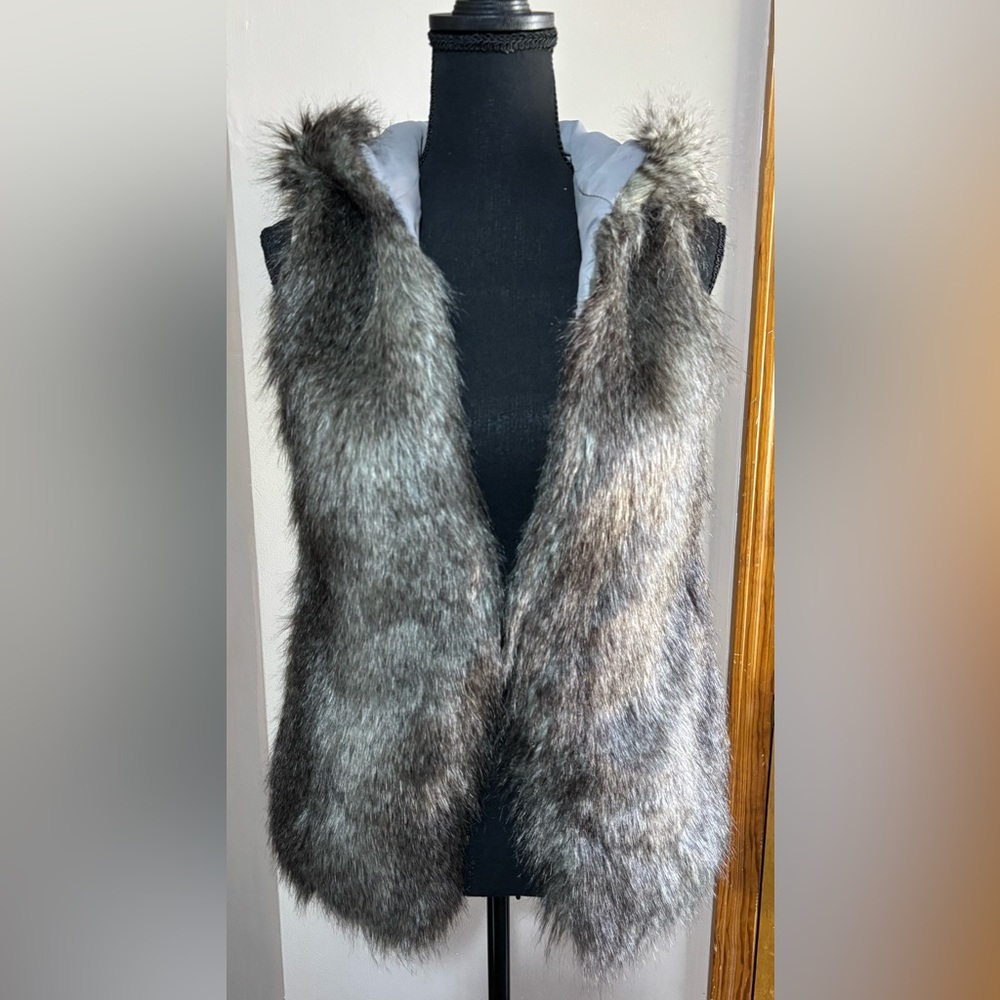 Jessica Simpson faux fur vest. Size XS. Grey.